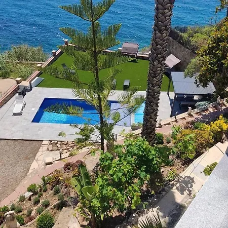 En El Acantilado Villa *
